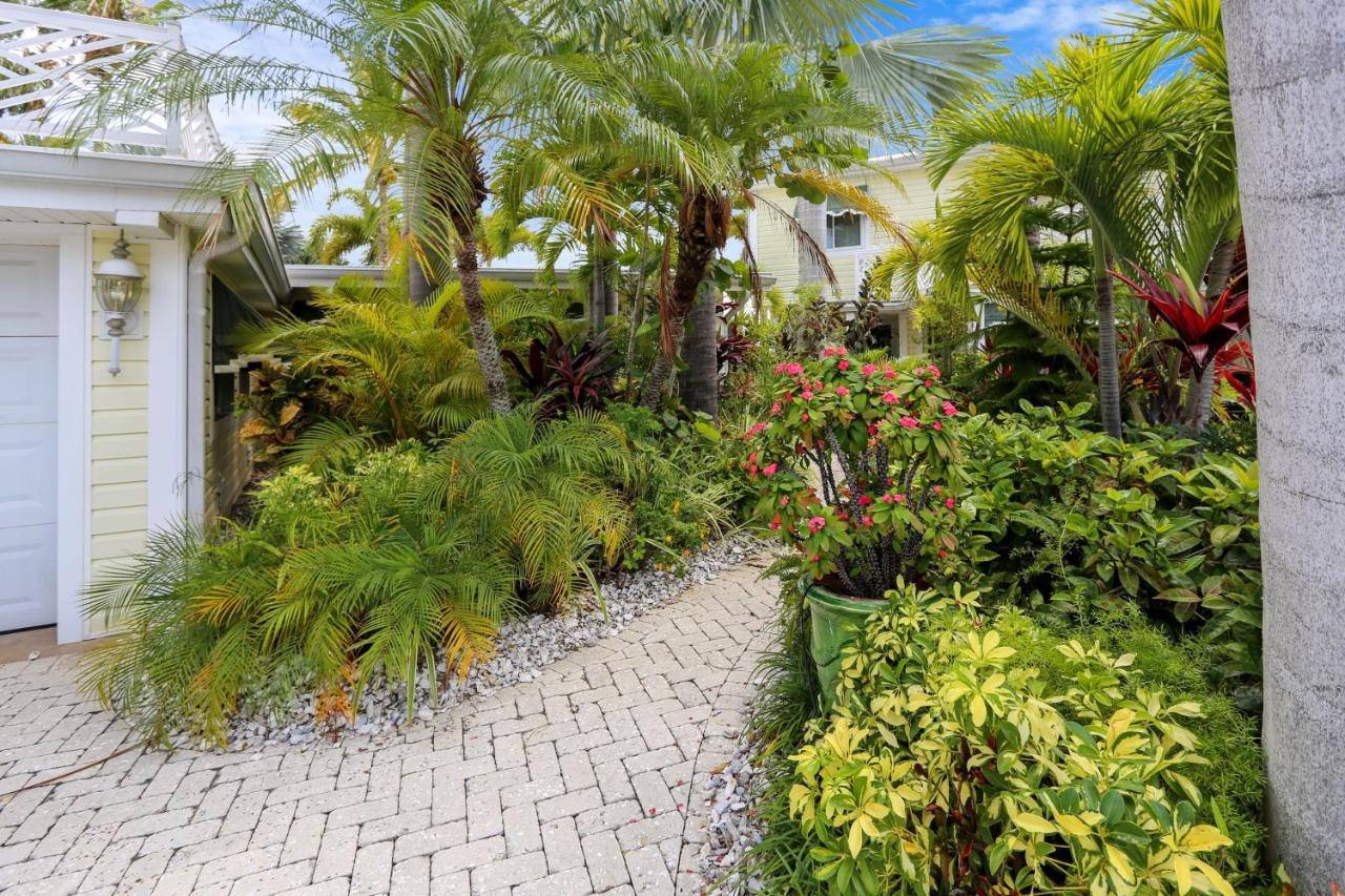 Coconut Paradise St. Pete Beach Exterior photo