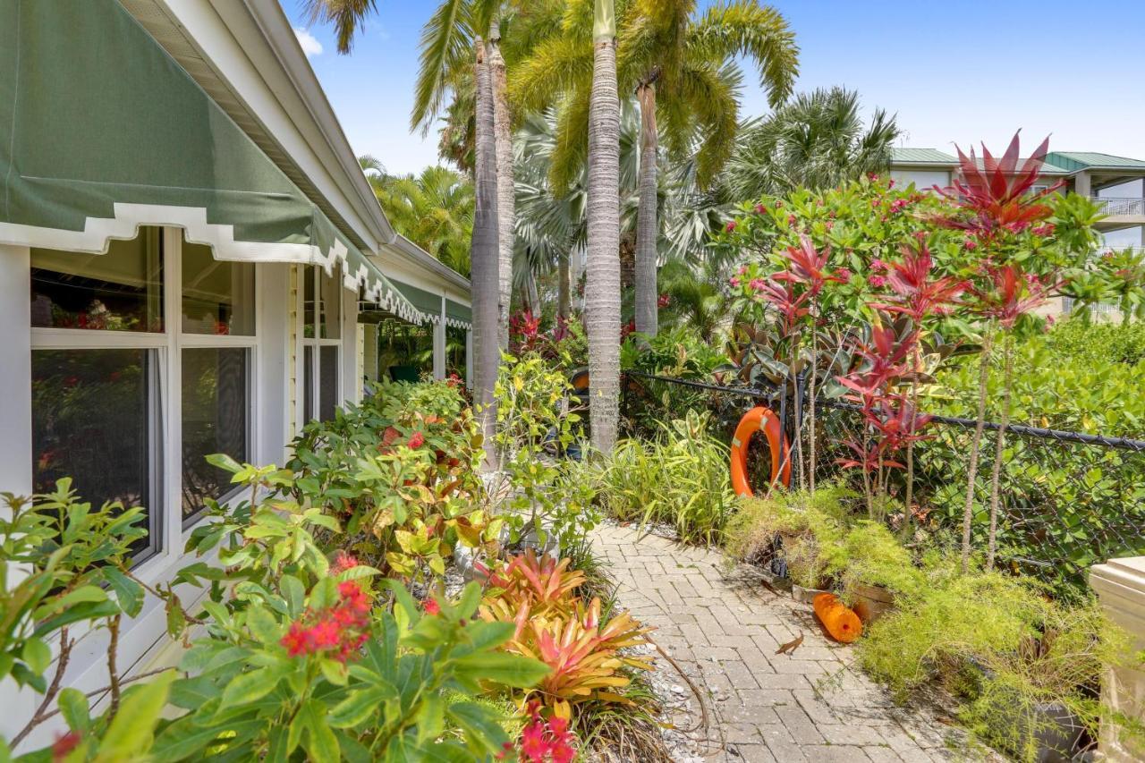 Coconut Paradise St. Pete Beach Exterior photo