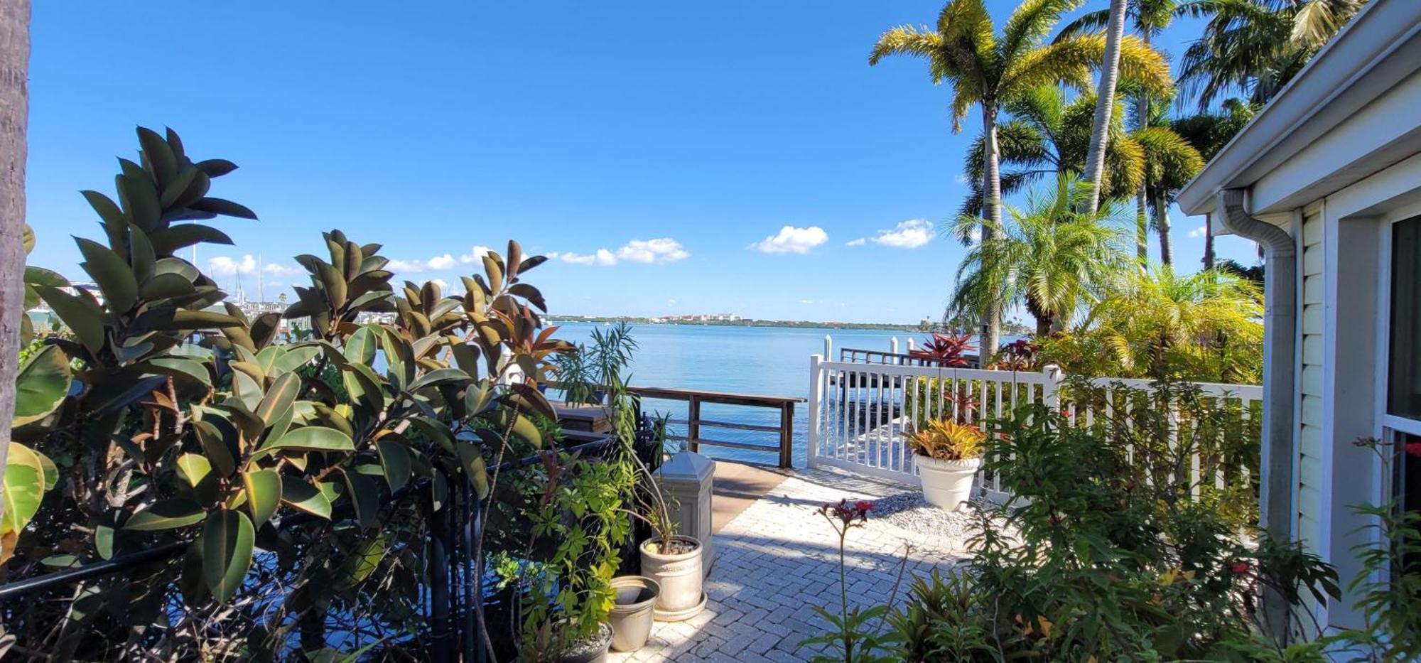 Coconut Paradise St. Pete Beach Exterior photo