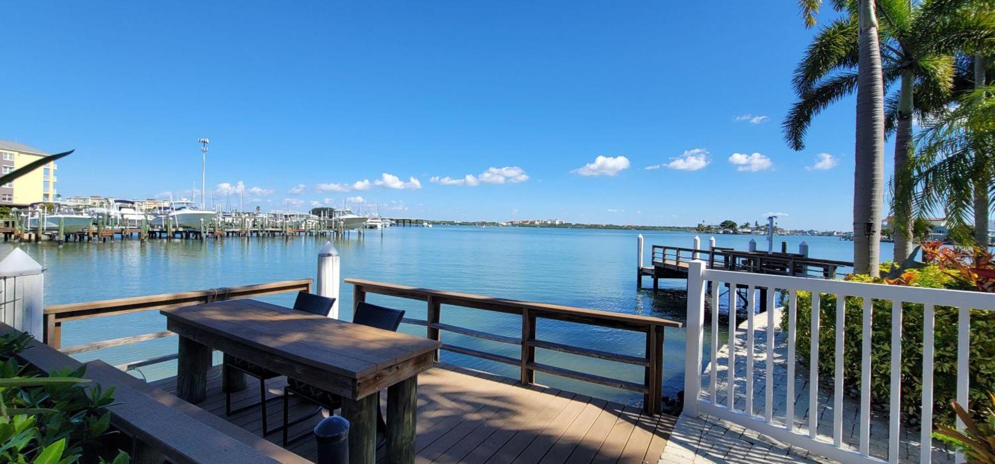 Coconut Paradise St. Pete Beach Exterior photo