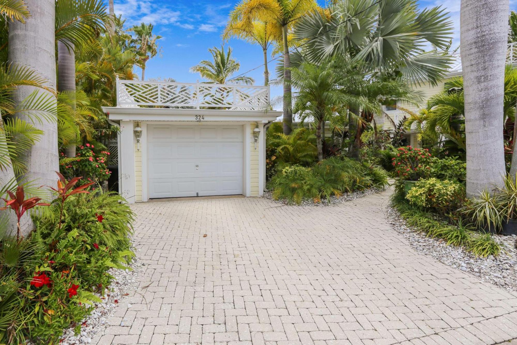 Coconut Paradise St. Pete Beach Exterior photo
