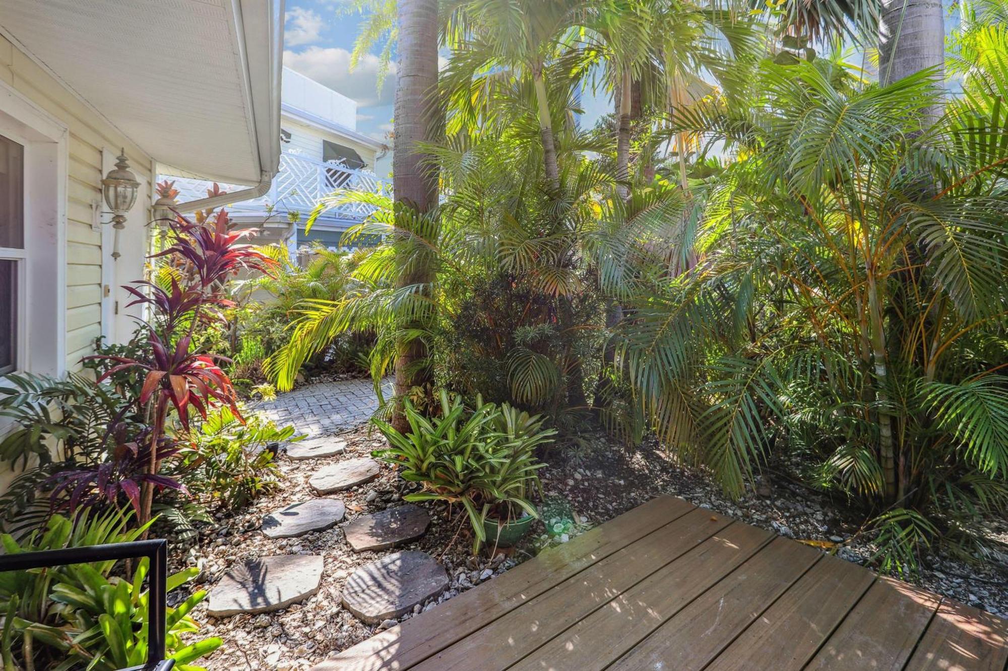Coconut Paradise St. Pete Beach Exterior photo